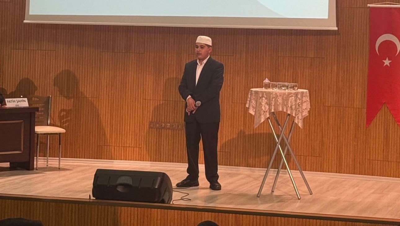 Yüksekovalı öğrenci ezan okuma yarışmasında bölge birincisi oldu
Yüksekovalı öğrenci ezan okuma yarışmasında bölge birincisi oldu