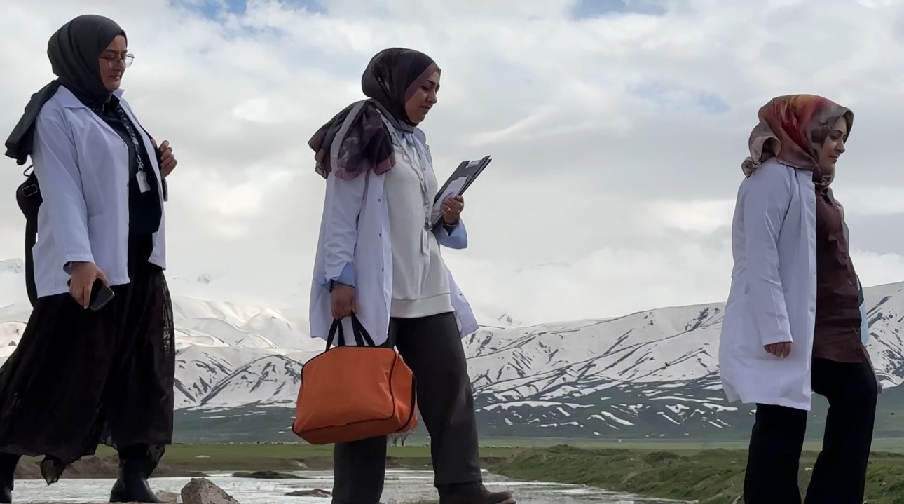 Yüksekova’nın fedakar ebeleri gebeler için yollarda
