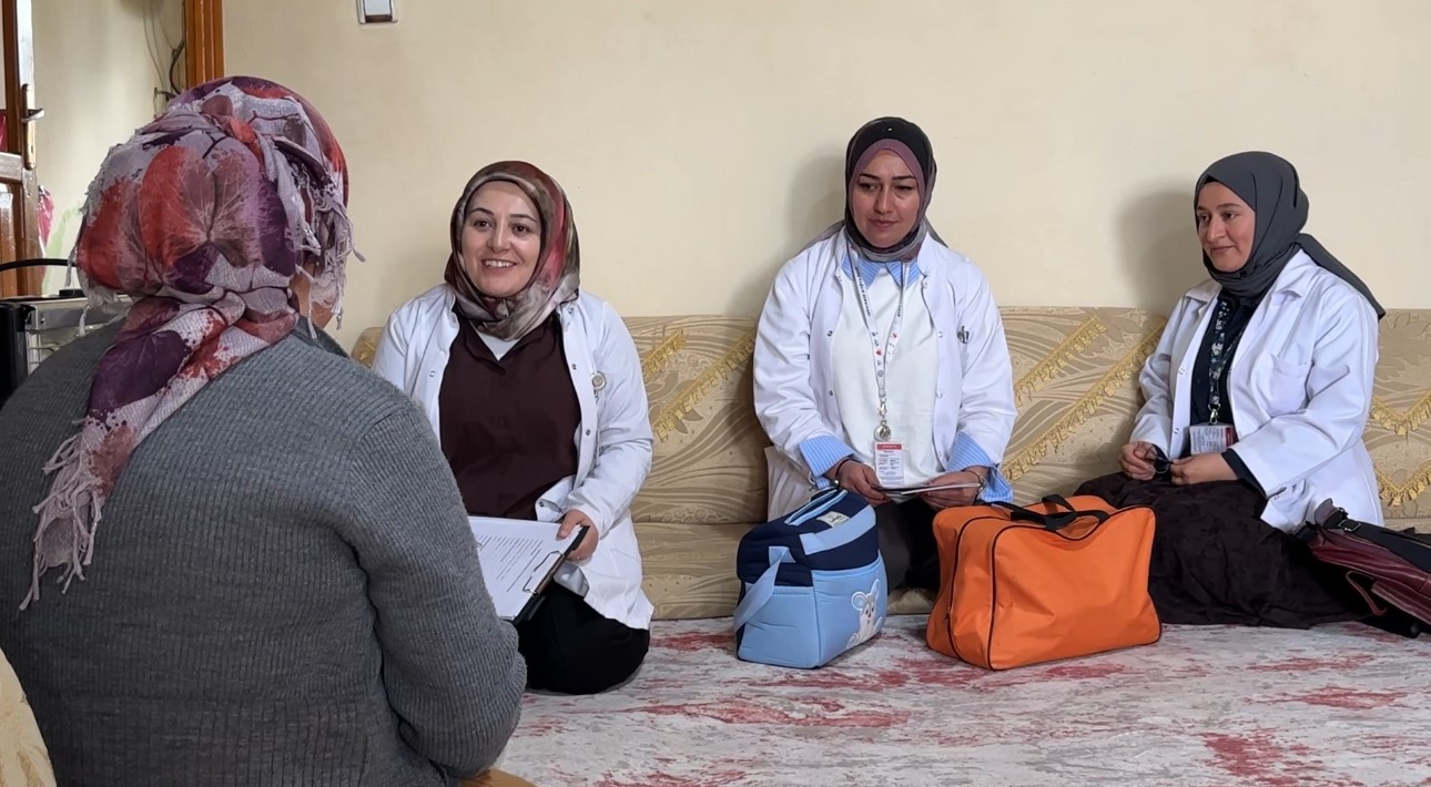 Yüksekova’nın fedakar ebeleri gebeler için yollarda
