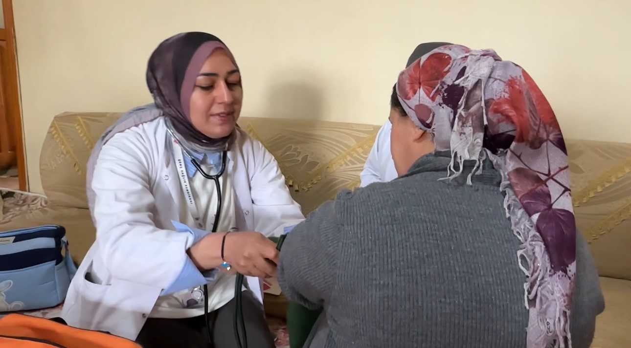 Yüksekova’nın fedakar ebeleri gebeler için yollarda
