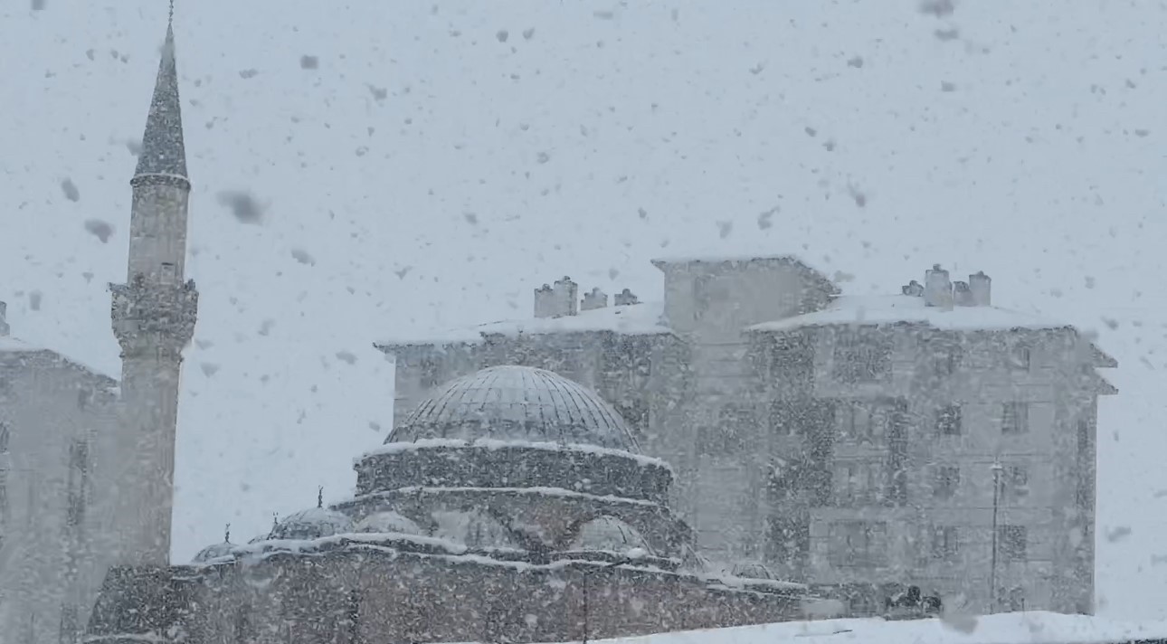 Yüksekova’ya kış geri geldi
