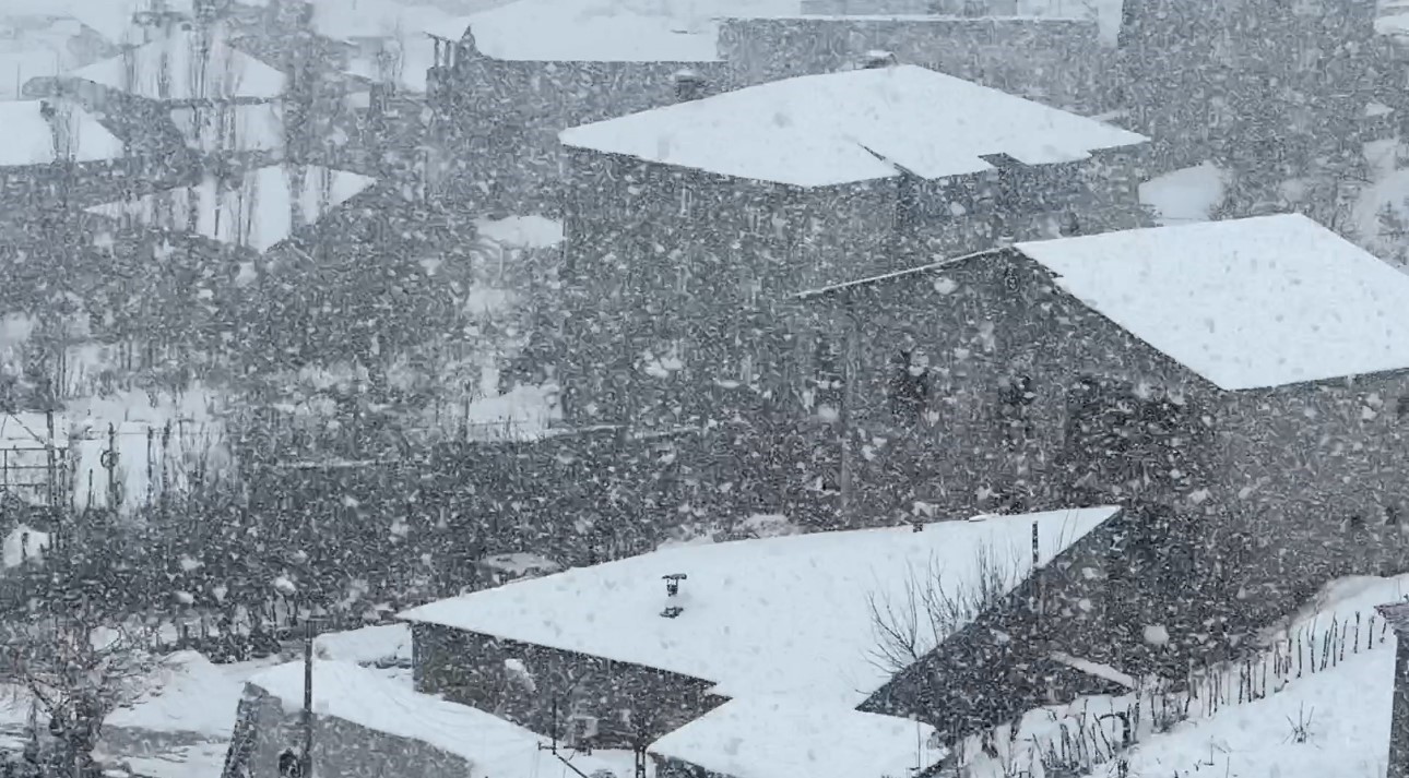 Yüksekova’ya kış geri geldi
