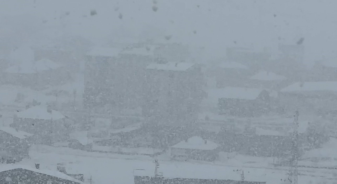 Yüksekova’ya kış geri geldi
