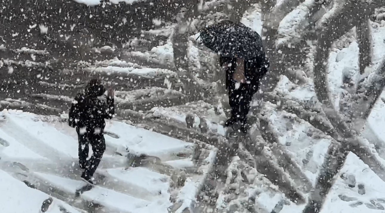 Yüksekova’ya kış geri geldi
