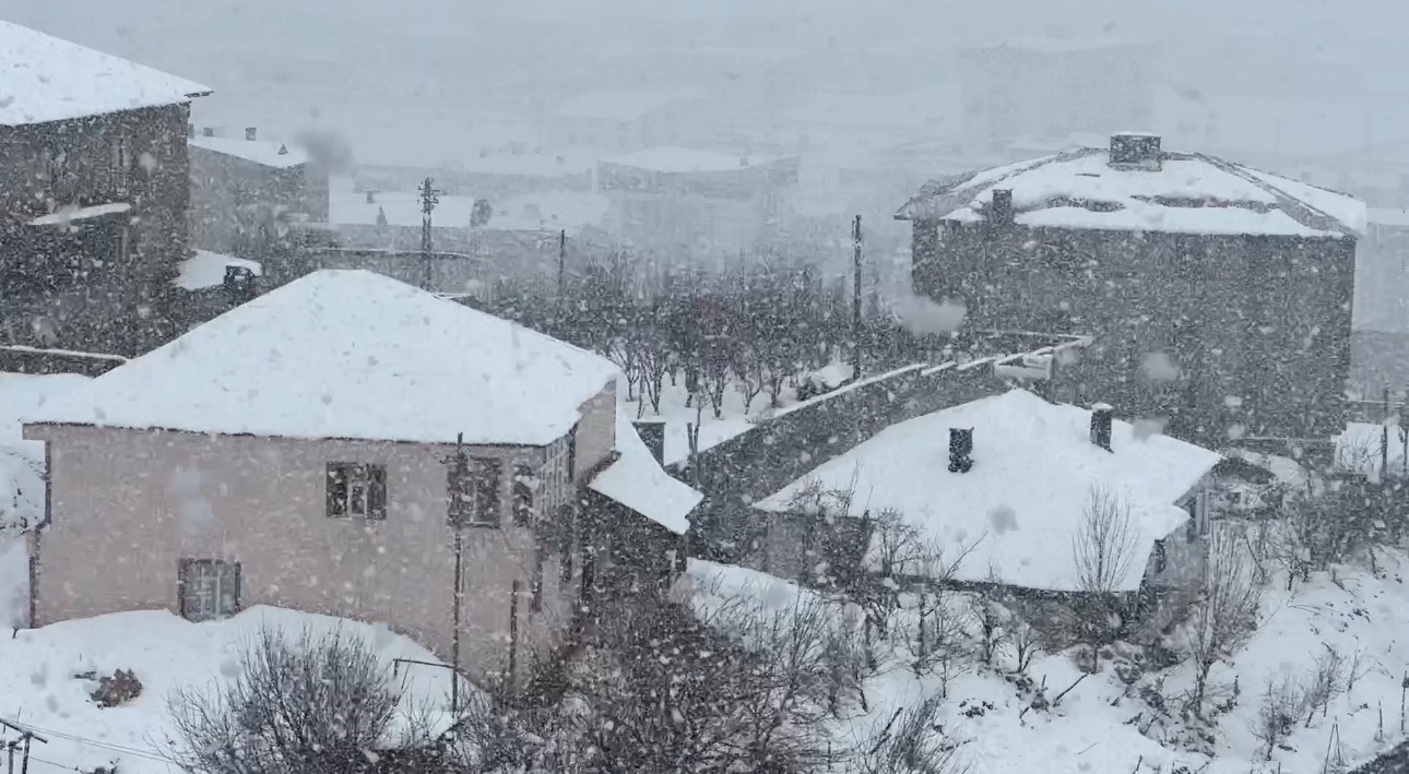Yüksekova’ya kış geri geldi
