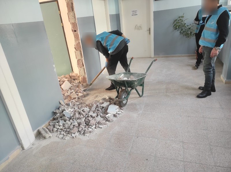 Yükümlüler, İsmet İnönü İlkokulu’nu temizledi
