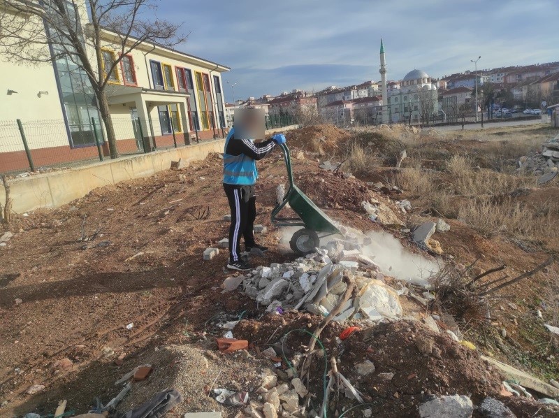Yükümlüler, İsmet İnönü İlkokulu’nu temizledi
