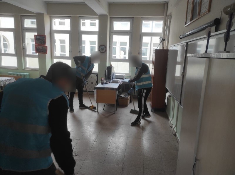 Yükümlüler, İsmet İnönü İlkokulu’nu temizledi
