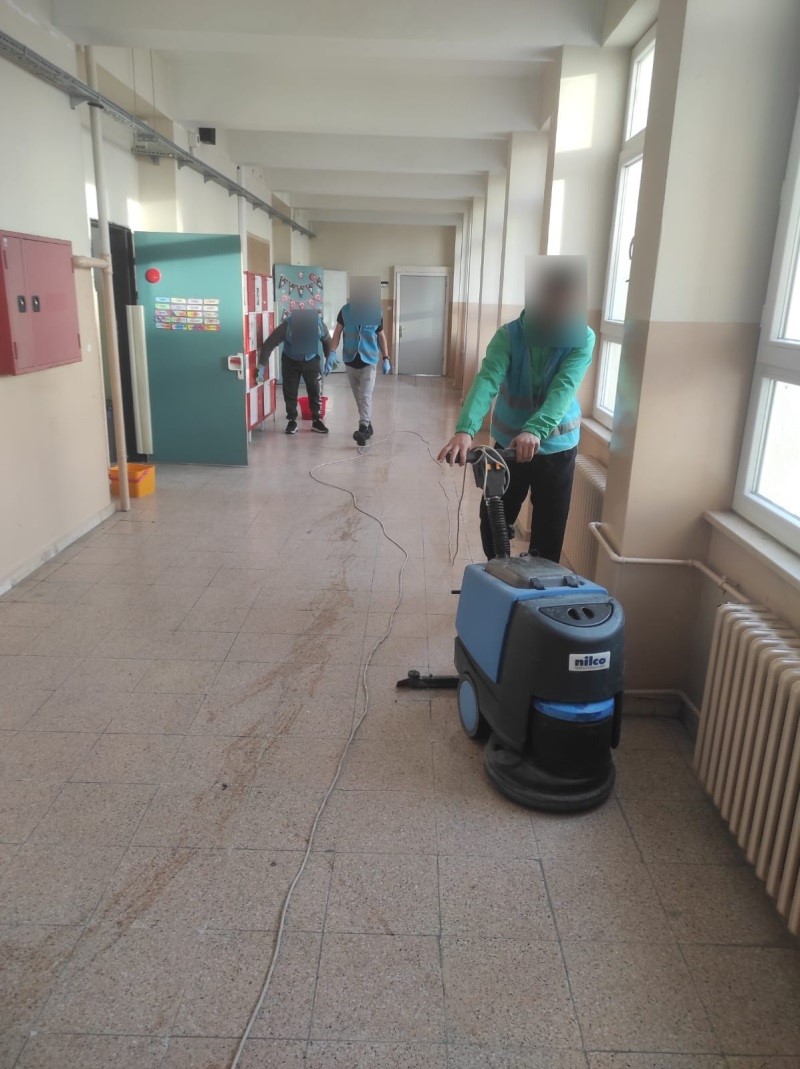 Yükümlüler, İsmet İnönü İlkokulu’nu temizledi
