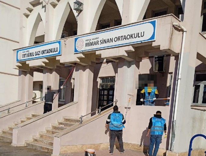 Yükümlüler, Mersin’de okulları temizleyip boyadı
