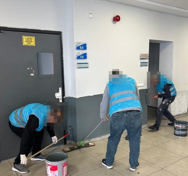 Yükümlüler, Mersin’de okulları temizleyip boyadı
