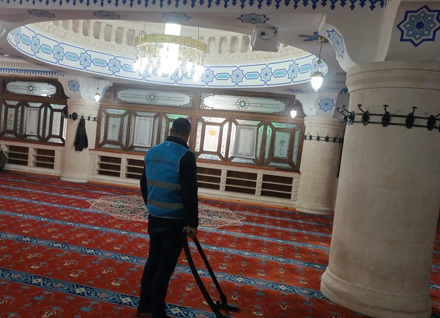 Yükümlülerden camilerin temizliğine destek
