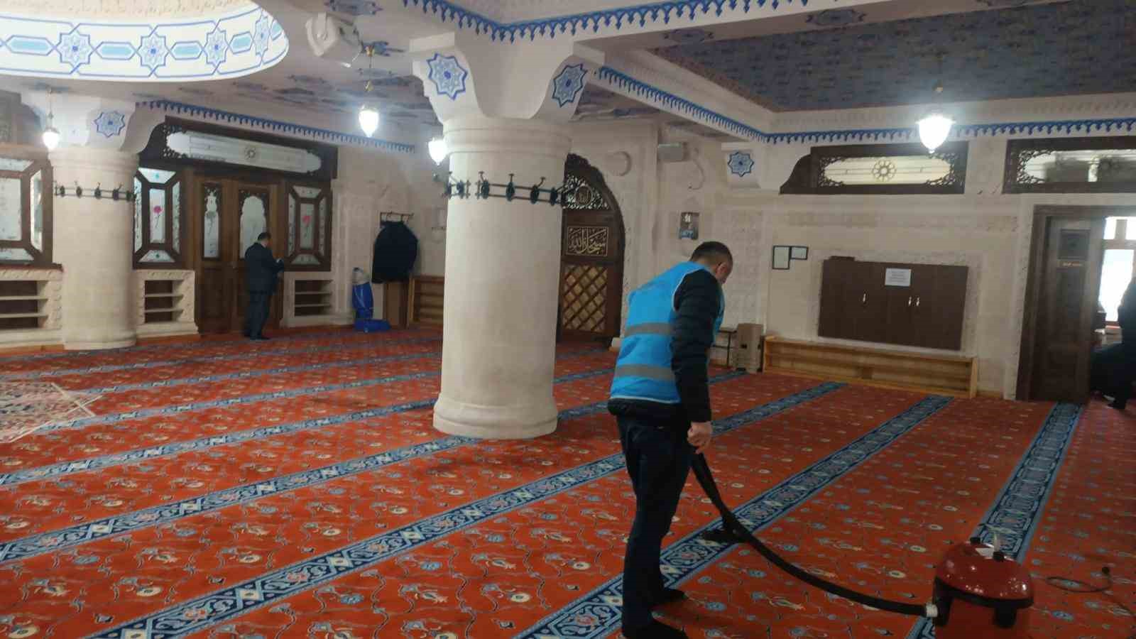 Yükümlülerden camilerin temizliğine destek
