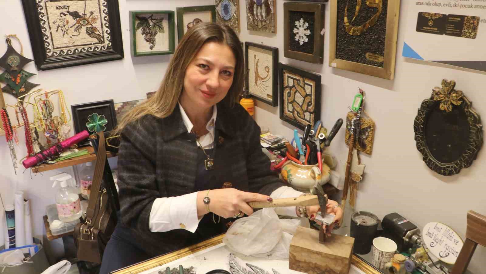 Yumurta kabuklarıyla başlayan sanat merakında 30 yıldır ilmik ilmik taşları mozaiğe dönüştürüyor

