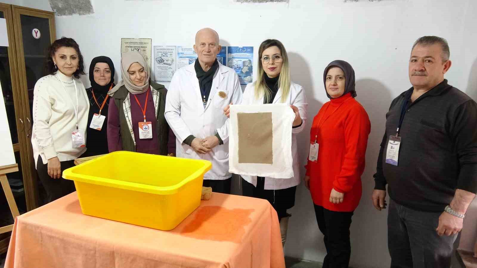 Yumurta kolilerinden el yapımı kağıt üretiyorlar
