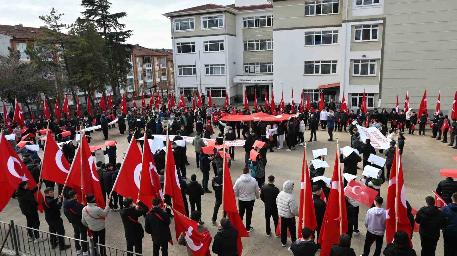 Yunus Emre MTAL’de öğrenciler 103 Türk bayrağı açarak Cumhuriyeti selamladı

