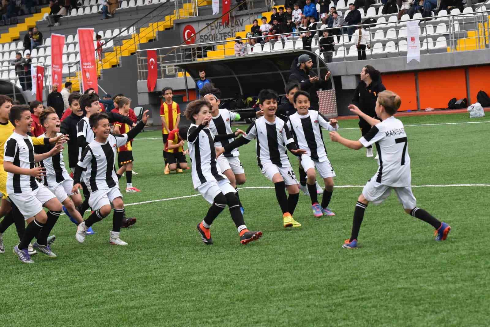 Yunusemre’de 23 Nisan coşkusu yeşil sahada yaşandı
