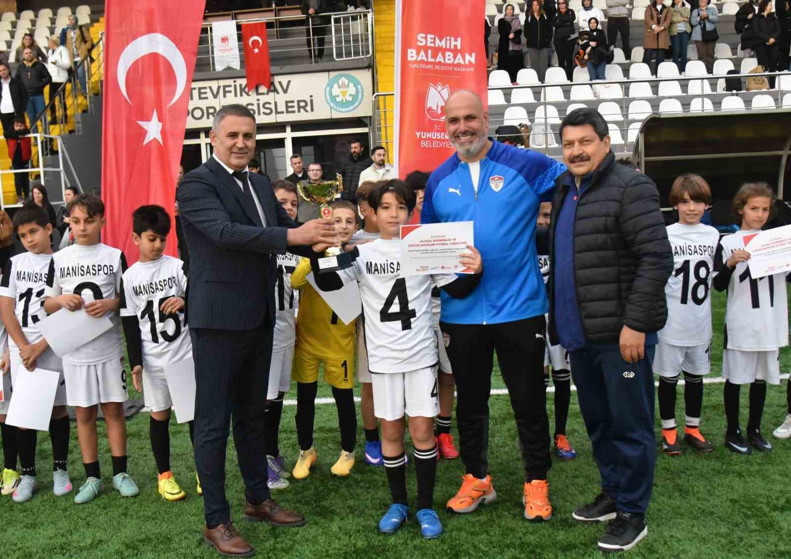 Yunusemre’de 23 Nisan coşkusu yeşil sahada yaşandı
