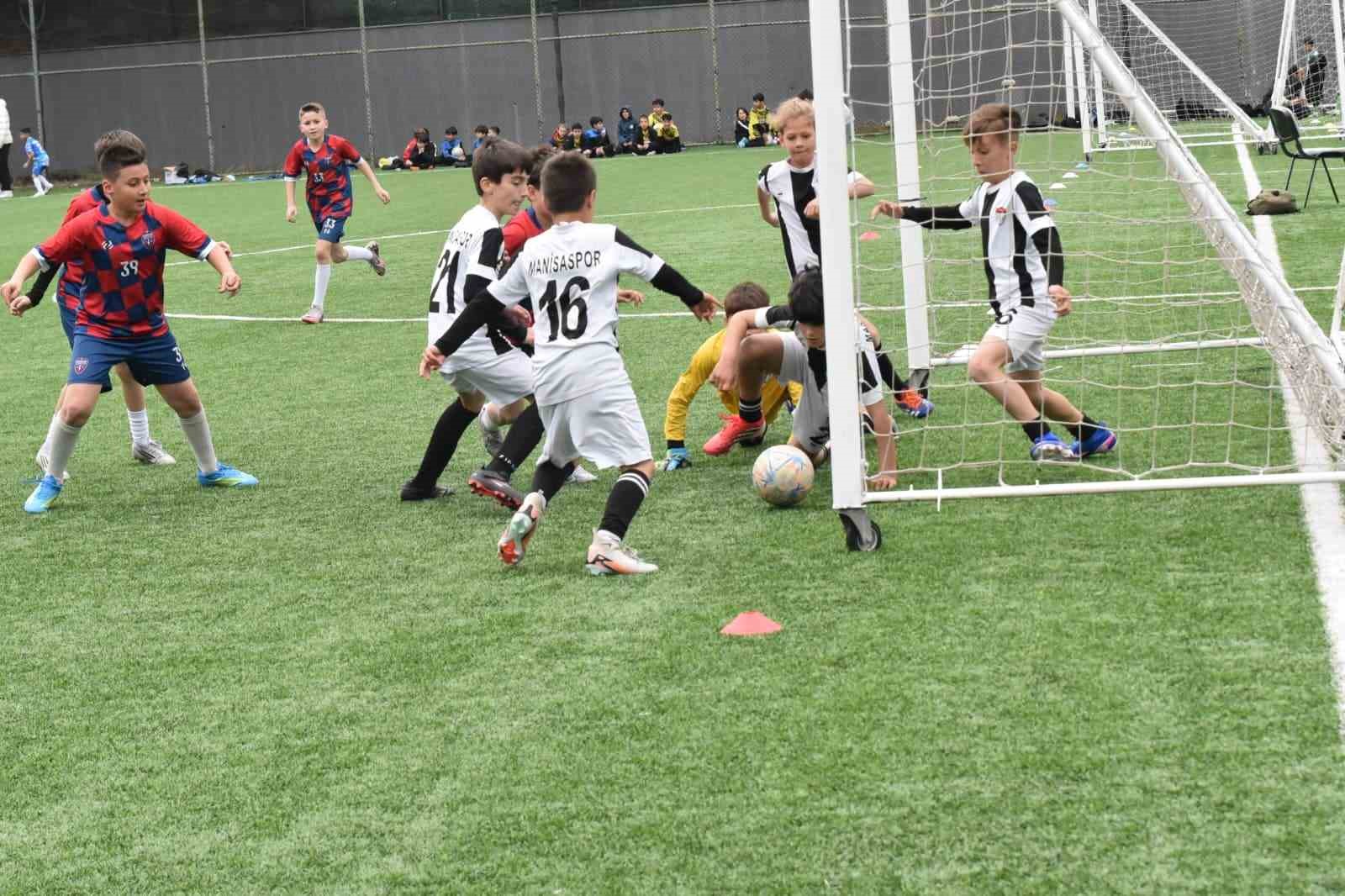 Yunusemre’de 23 Nisan coşkusu yeşil sahada yaşandı
