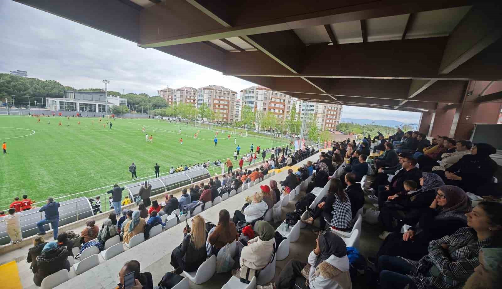Yunusemre’de 23 Nisan coşkusu yeşil sahada yaşandı
