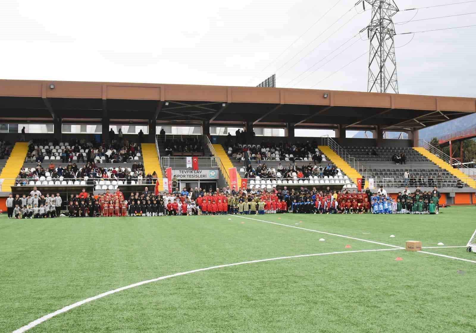 Yunusemre’de 23 Nisan coşkusu yeşil sahada yaşandı
