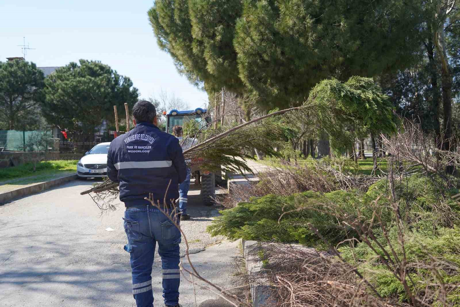 Yunusemre’den parklara bahar temizliği
