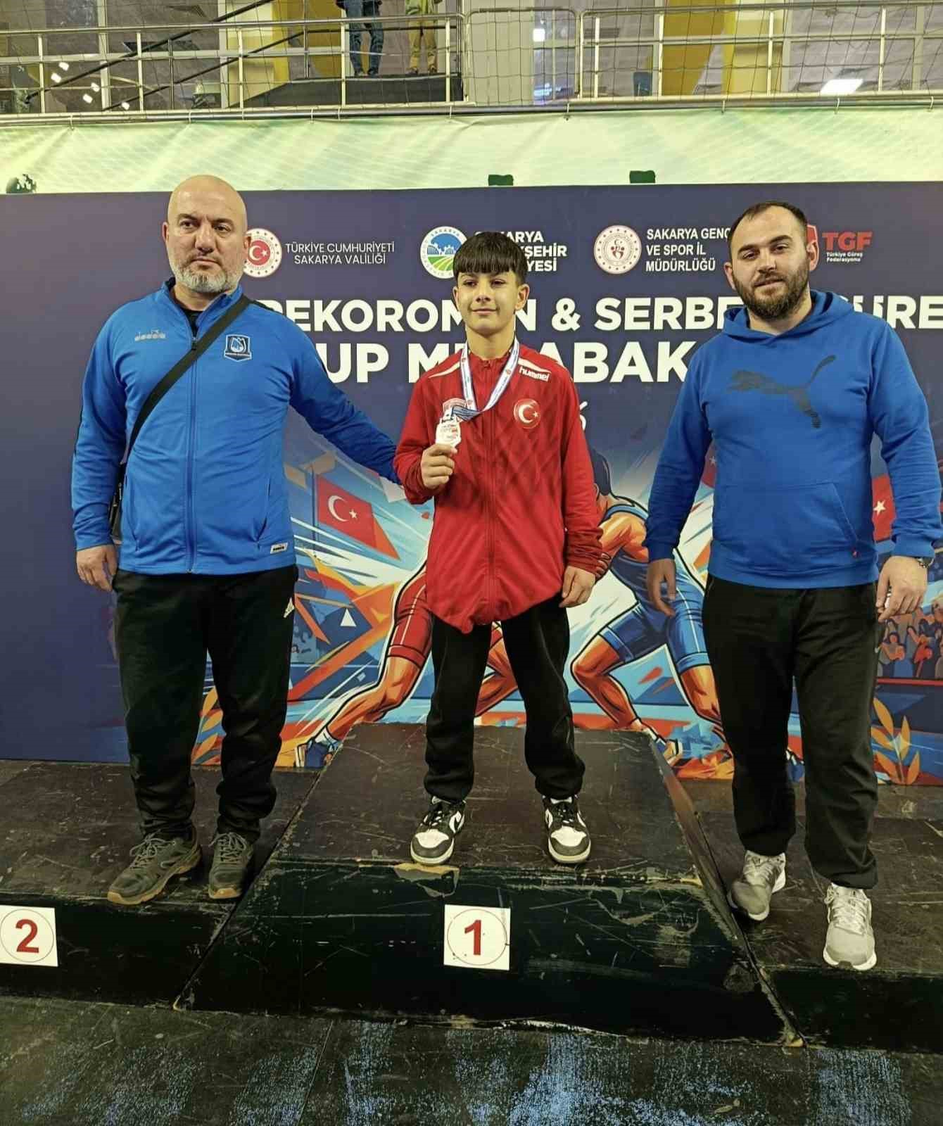 Yunusemreli güreşçiler Türkiye Şampiyonasına katılmaya hak kazandı
