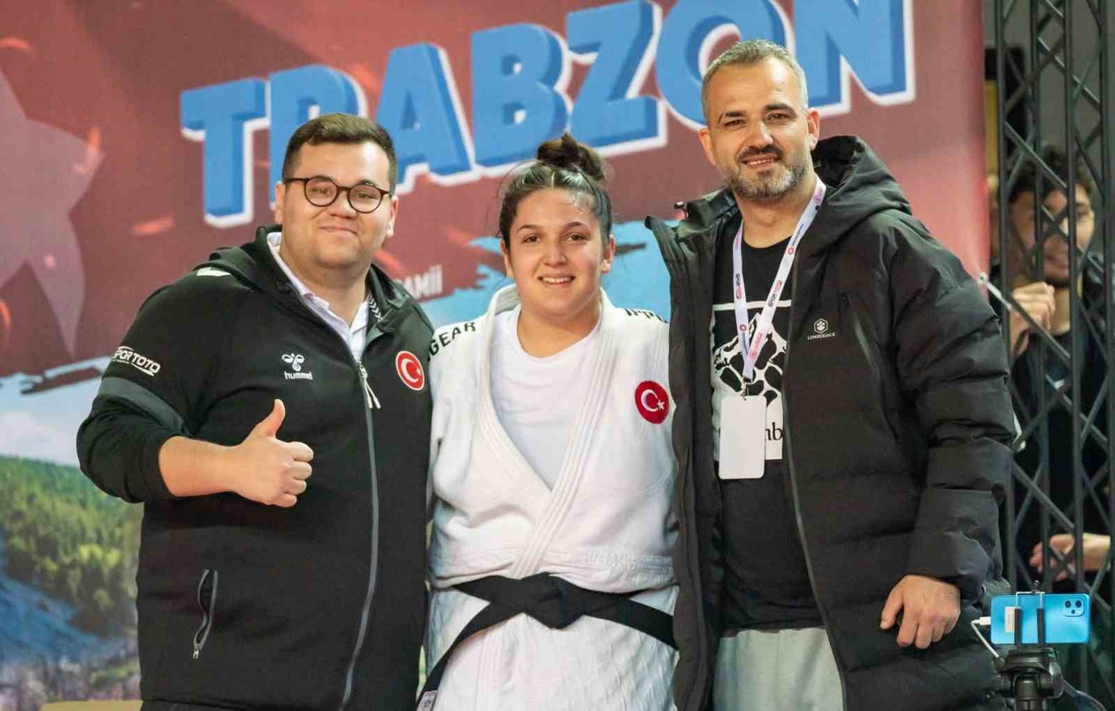 Yunusemreli judocular Trabzon’dan çifte madalya ile döndü
Yunusemreli judocular Trabzon’dan çifte madalya ile döndü