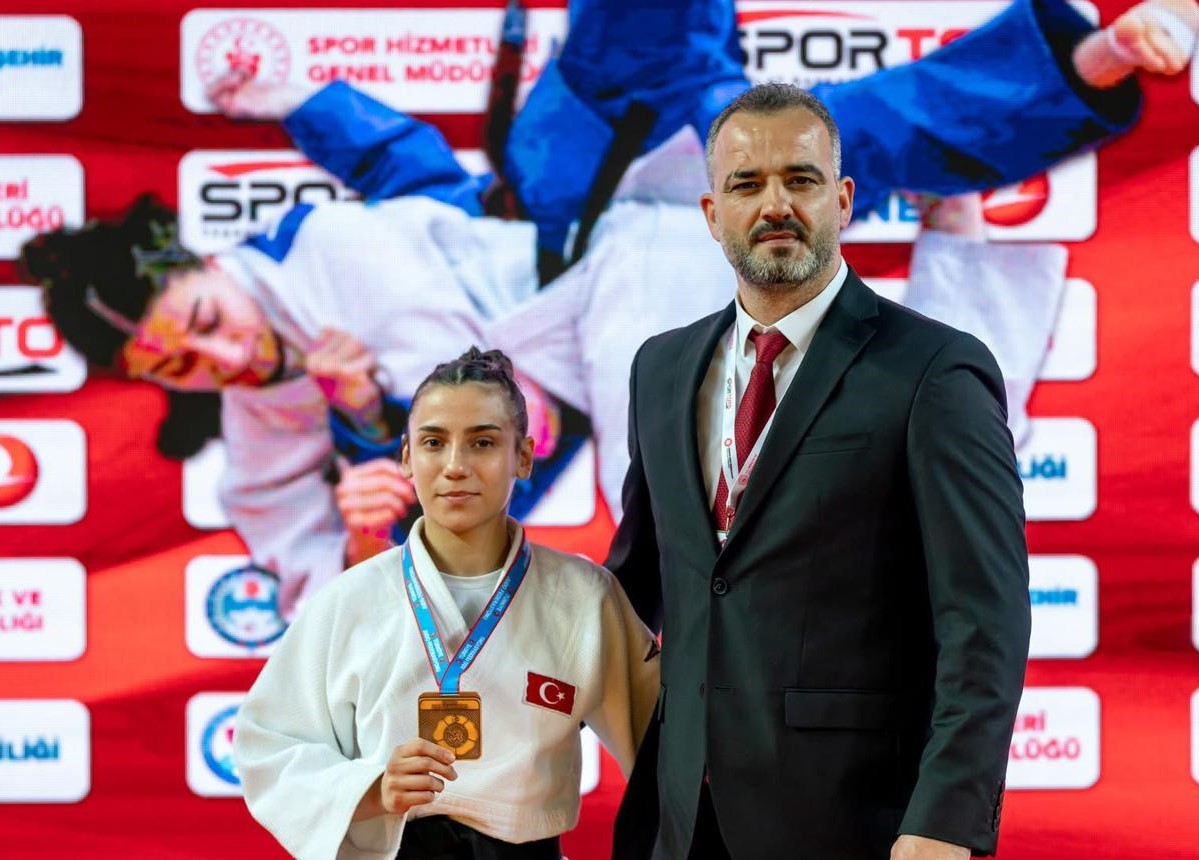 Yunusemreli judocular Trabzon’dan çifte madalya ile döndü
Yunusemreli judocular Trabzon’dan çifte madalya ile döndü