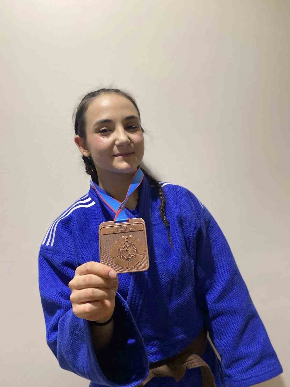 Yunusemreli Kevser’den milli takıma uzanan bronz
