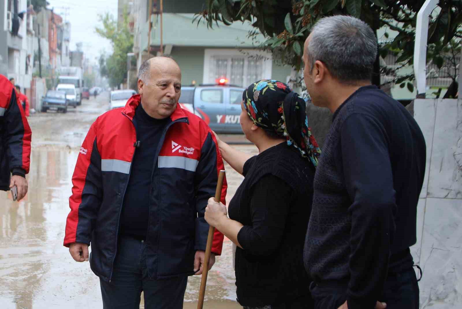 Yüreğir Belediyesi selde mağdur olan vatandaşları yalnız bırakmadı
