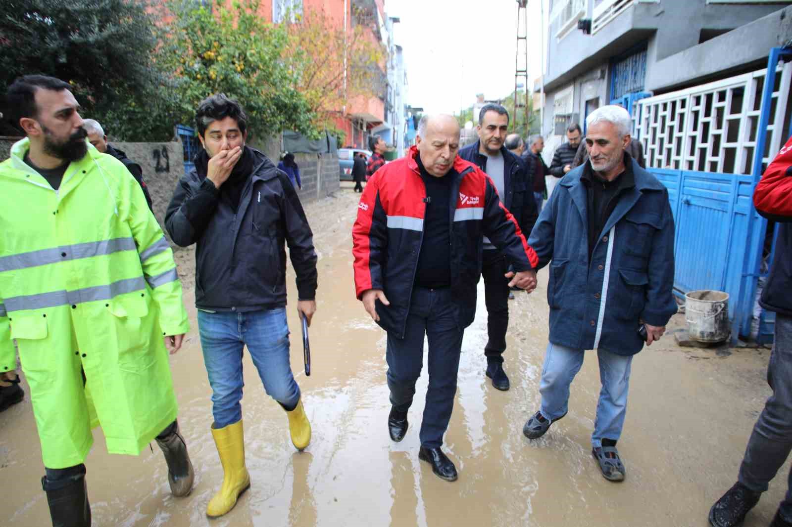 Yüreğir Belediyesi selde mağdur olan vatandaşları yalnız bırakmadı

