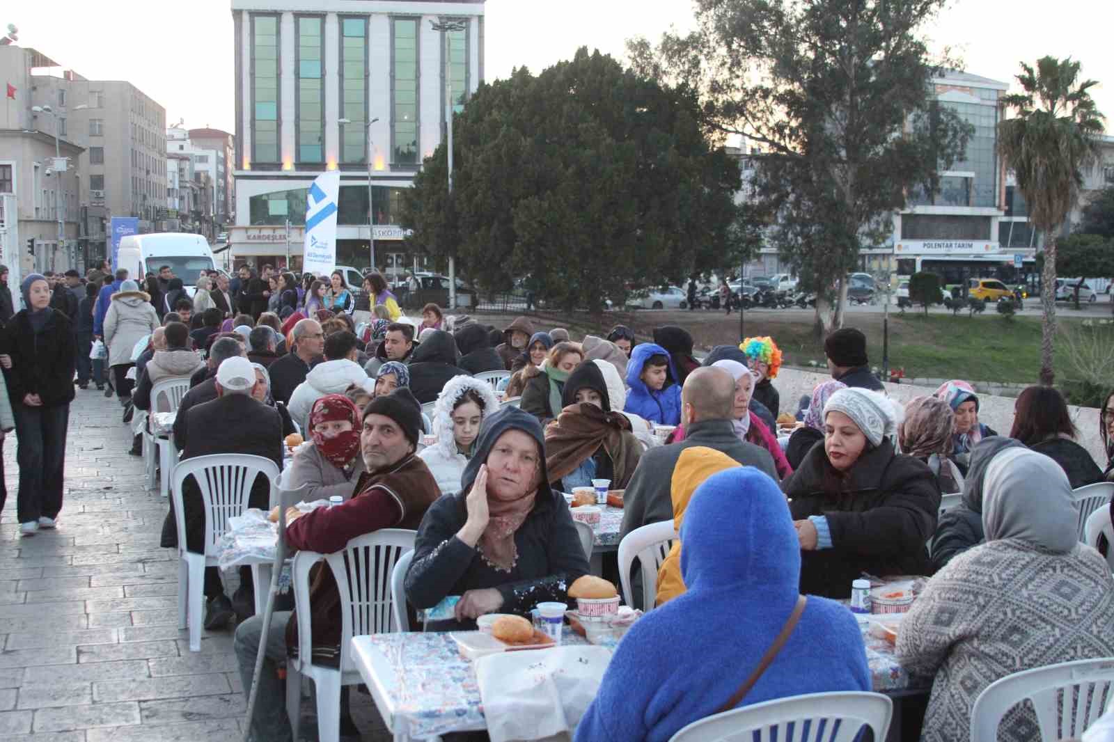 Yüreğir Belediyesi tarihi Taşköprü’de halk iftarı düzenledi
