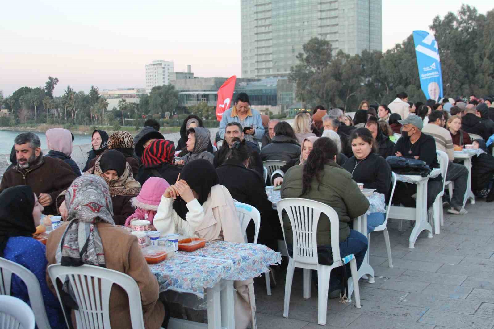 Yüreğir Belediyesi tarihi Taşköprü’de halk iftarı düzenledi
