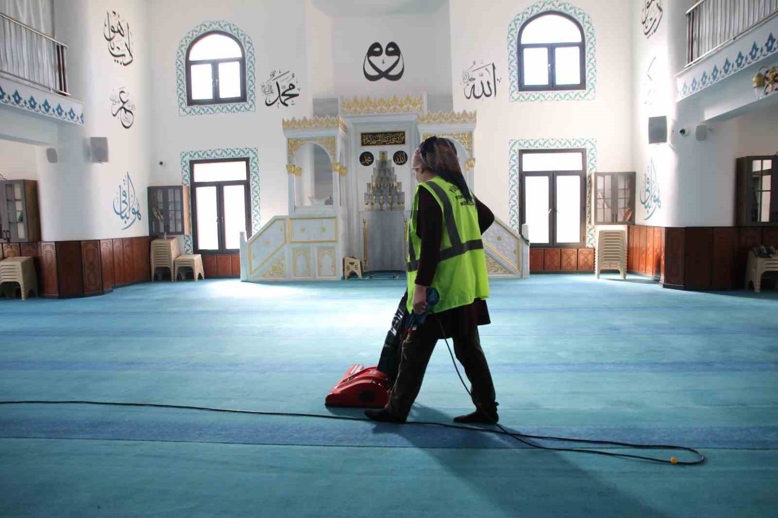 Yüreğir Belediyesi’nden ibadethanelerde bayram temizliği
