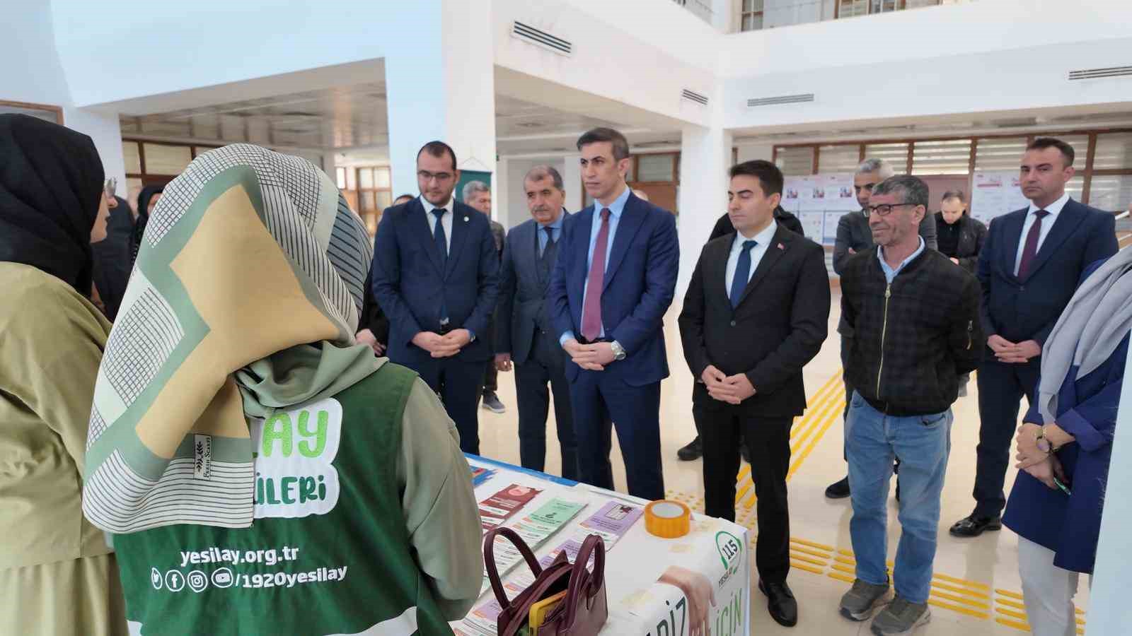 Yüreğir Kaymakamlığında Yeşilay Haftası standı açıldı
