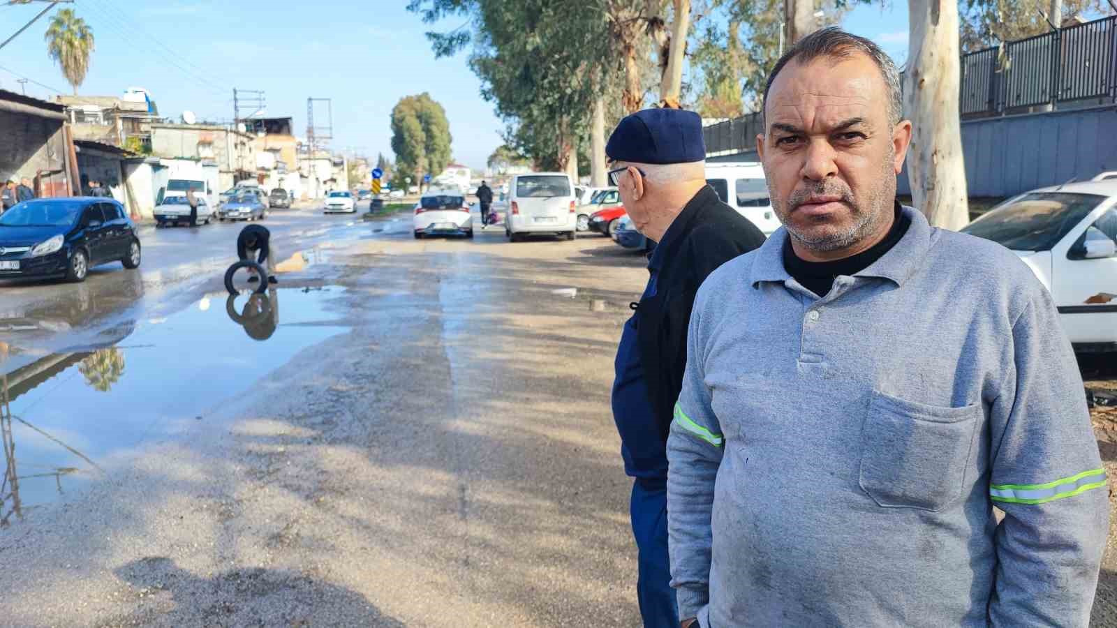 Yüreğir’de yol isyanı: Belediye çukuru kapatmayınca vatandaş lastikle önlem aldı
