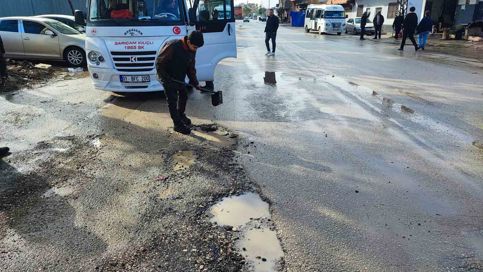 Yüreğir’de yol isyanı: Belediye çukuru kapatmayınca vatandaş lastikle önlem aldı
