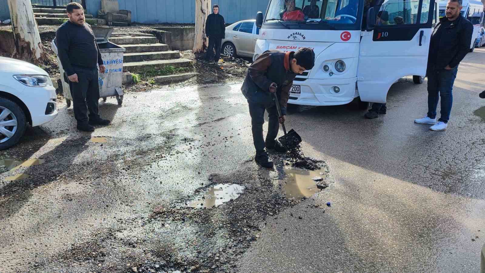 Yüreğir’de yol isyanı: Belediye çukuru kapatmayınca vatandaş lastikle önlem aldı
