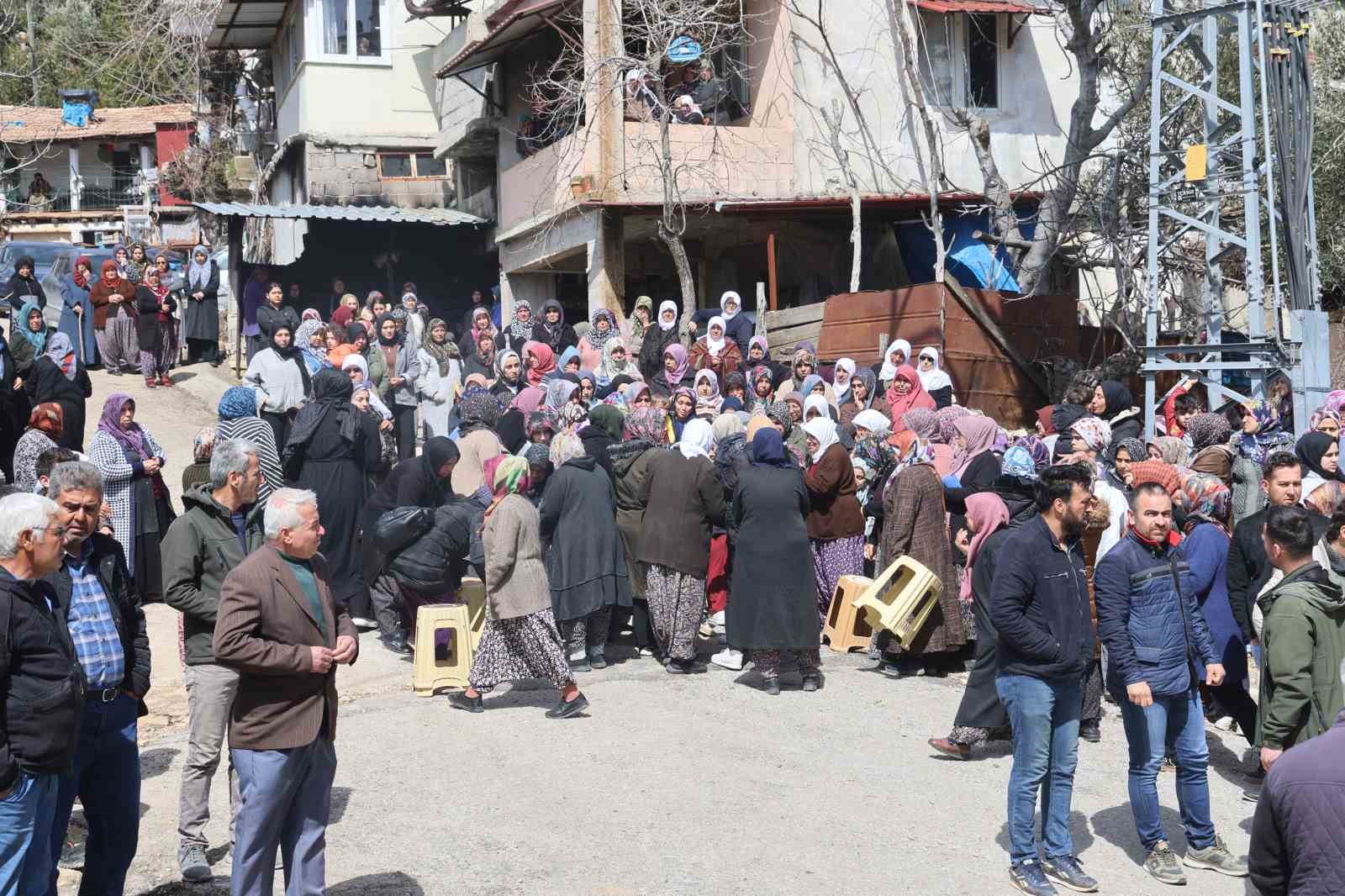 Yürek burkan kazada hamile kadını 5 ay önce evlendiği eşinden ölüm ayırdı
Yürek burkan kazada hamile kadını 5 ay önce evlendiği eşinden ölüm ayırdı