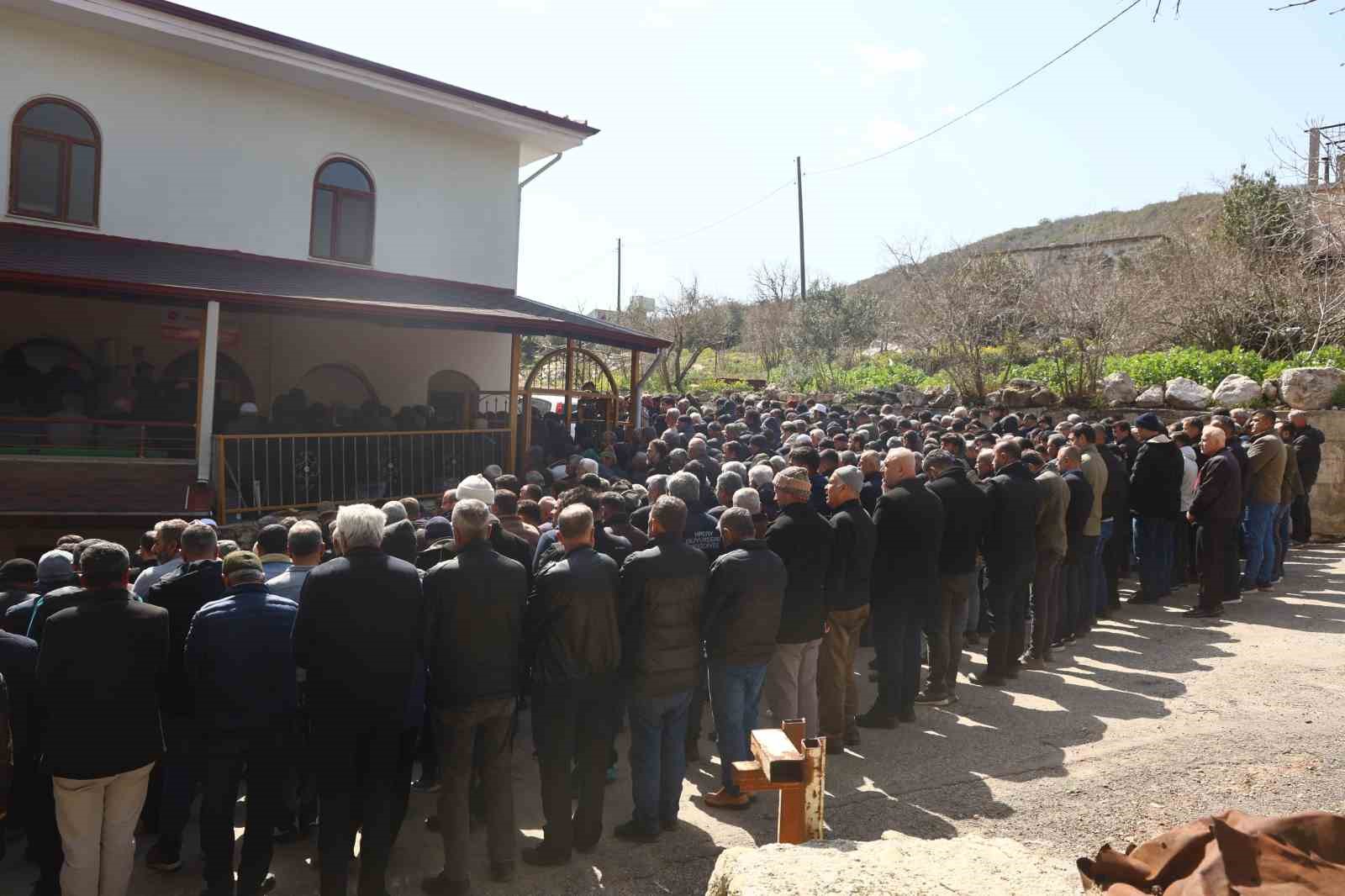 Yürek burkan kazada hamile kadını 5 ay önce evlendiği eşinden ölüm ayırdı
Yürek burkan kazada hamile kadını 5 ay önce evlendiği eşinden ölüm ayırdı