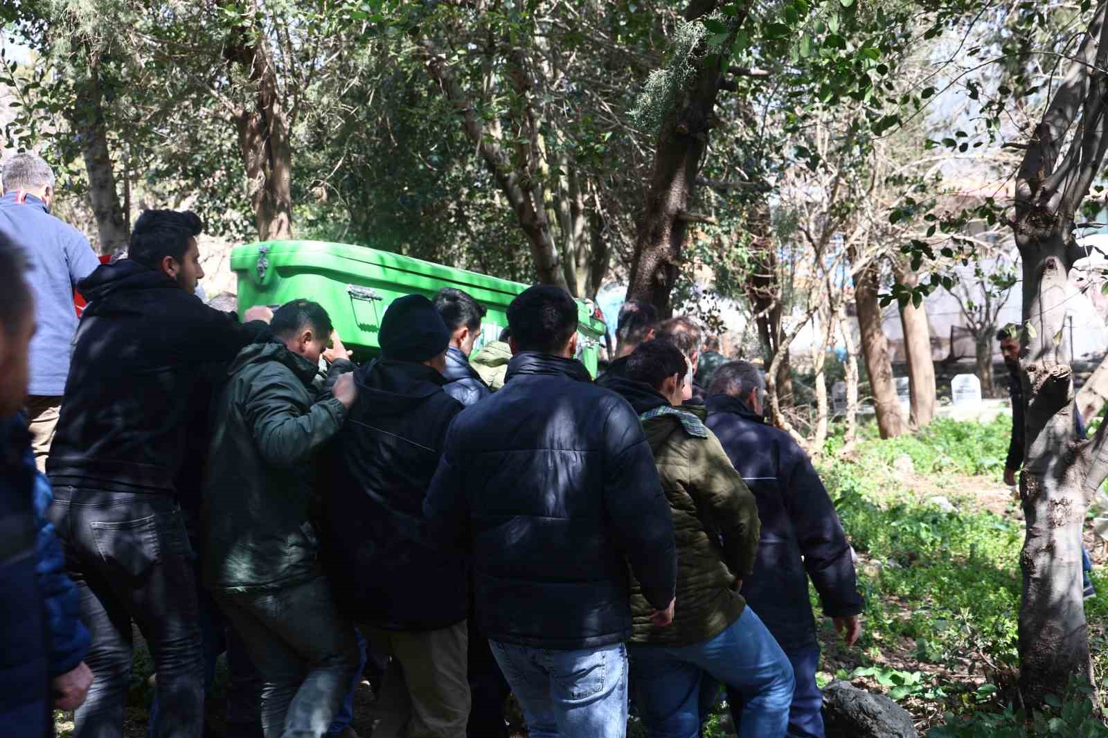 Yürek burkan kazada hamile kadını 5 ay önce evlendiği eşinden ölüm ayırdı
Yürek burkan kazada hamile kadını 5 ay önce evlendiği eşinden ölüm ayırdı