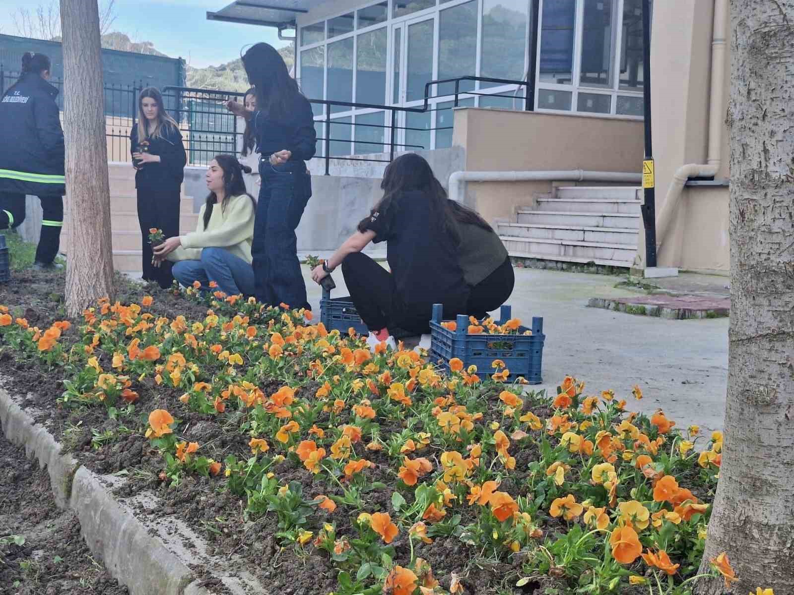 Yurt bahçesi gönüllü öğrencilerle bahara hazırlandı
