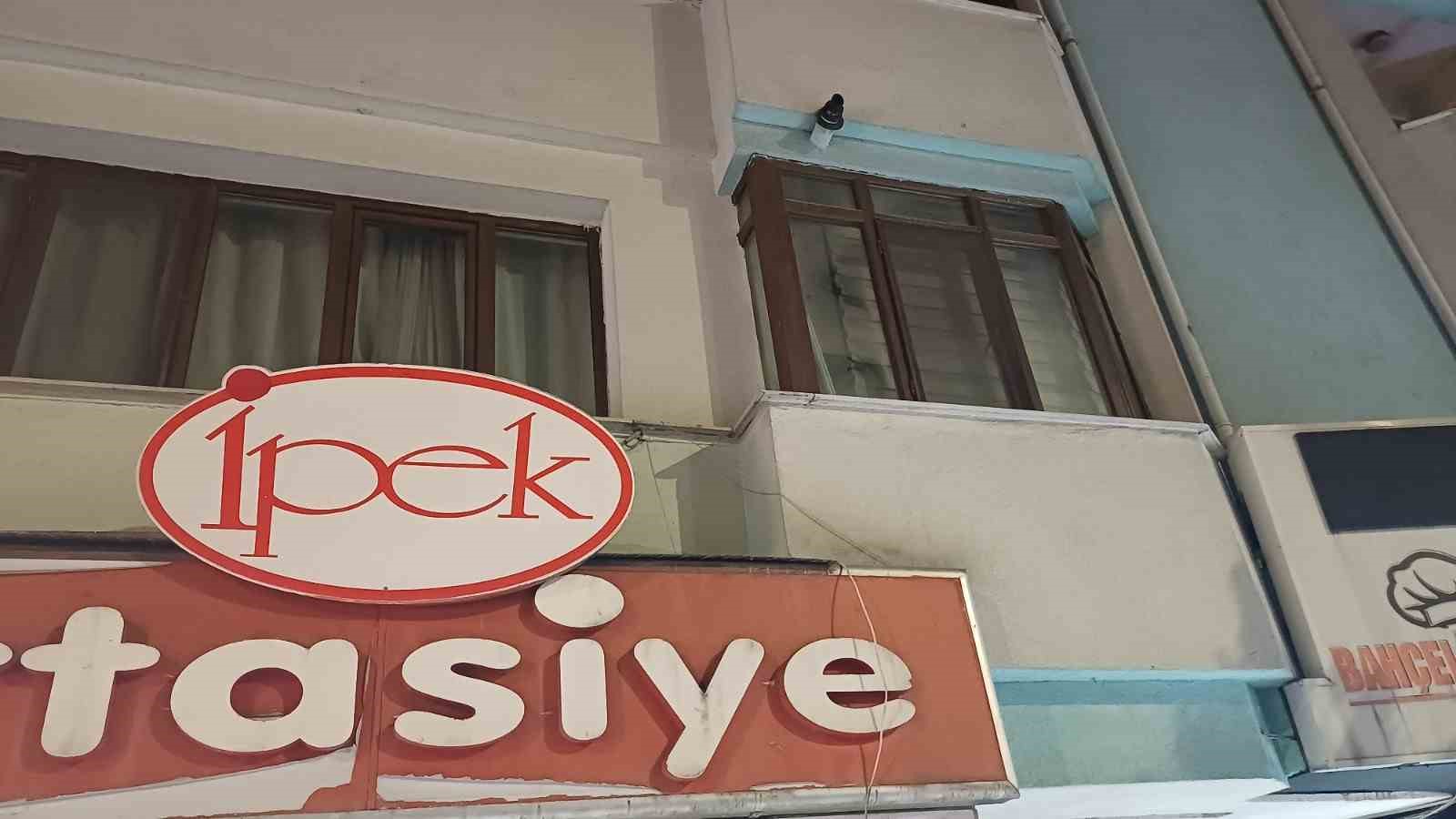 Yurt dışında olan Katarlının dairesini basan su 6 esnafı mağdur etti
