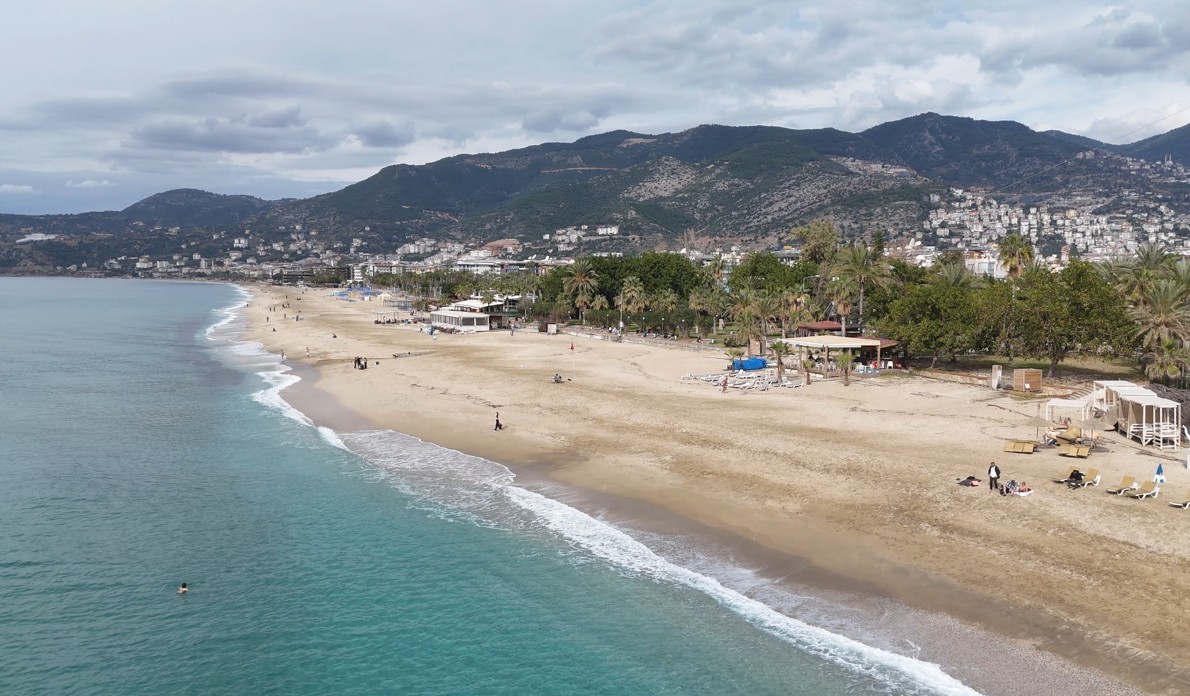 Yurt genelinde kar, Alanya’da yazdan kalma günler
