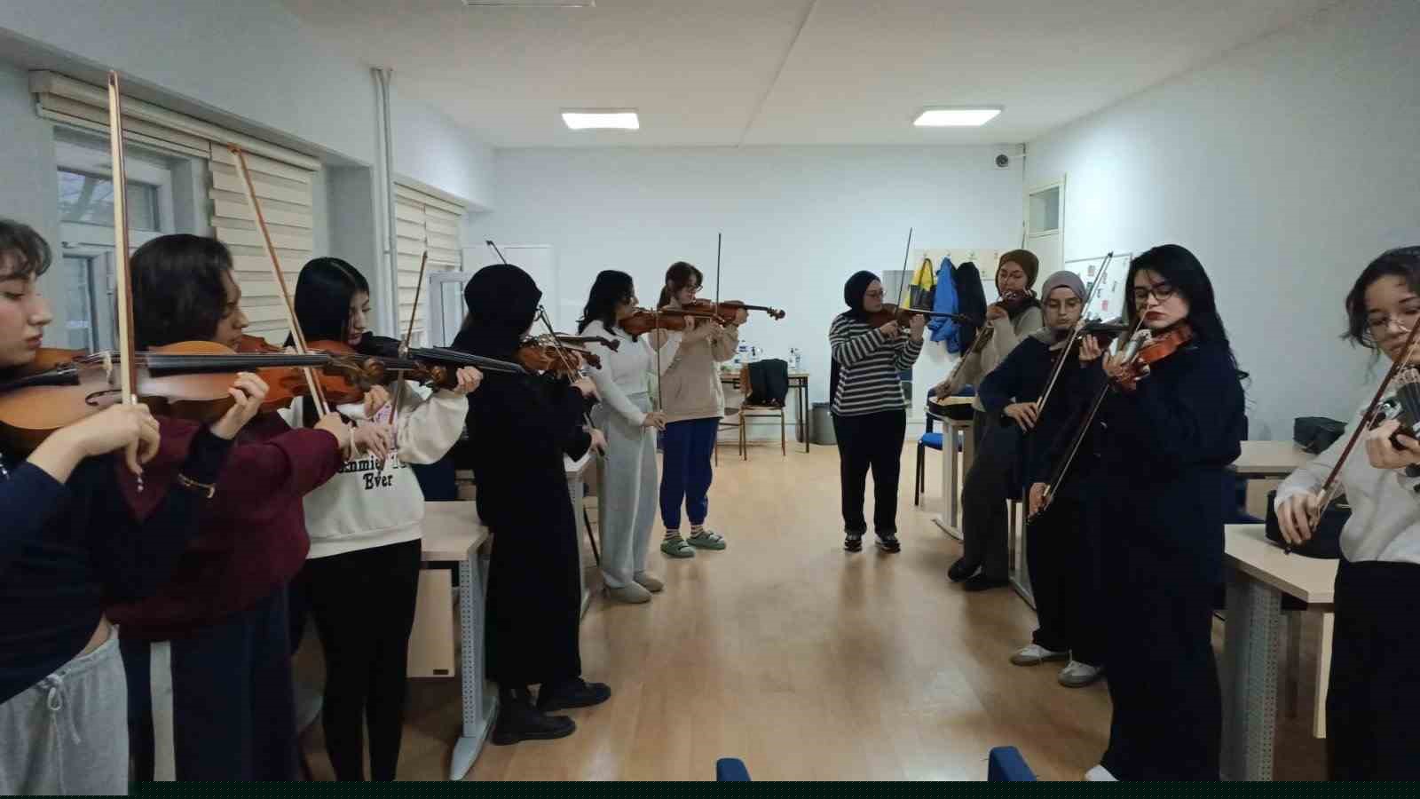 Yurt öğrencileri için keman kursu başladı
