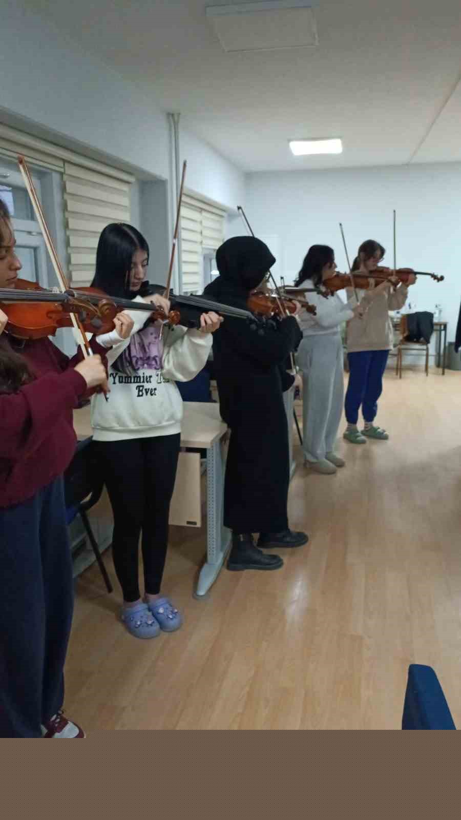Yurt öğrencileri için keman kursu başladı
