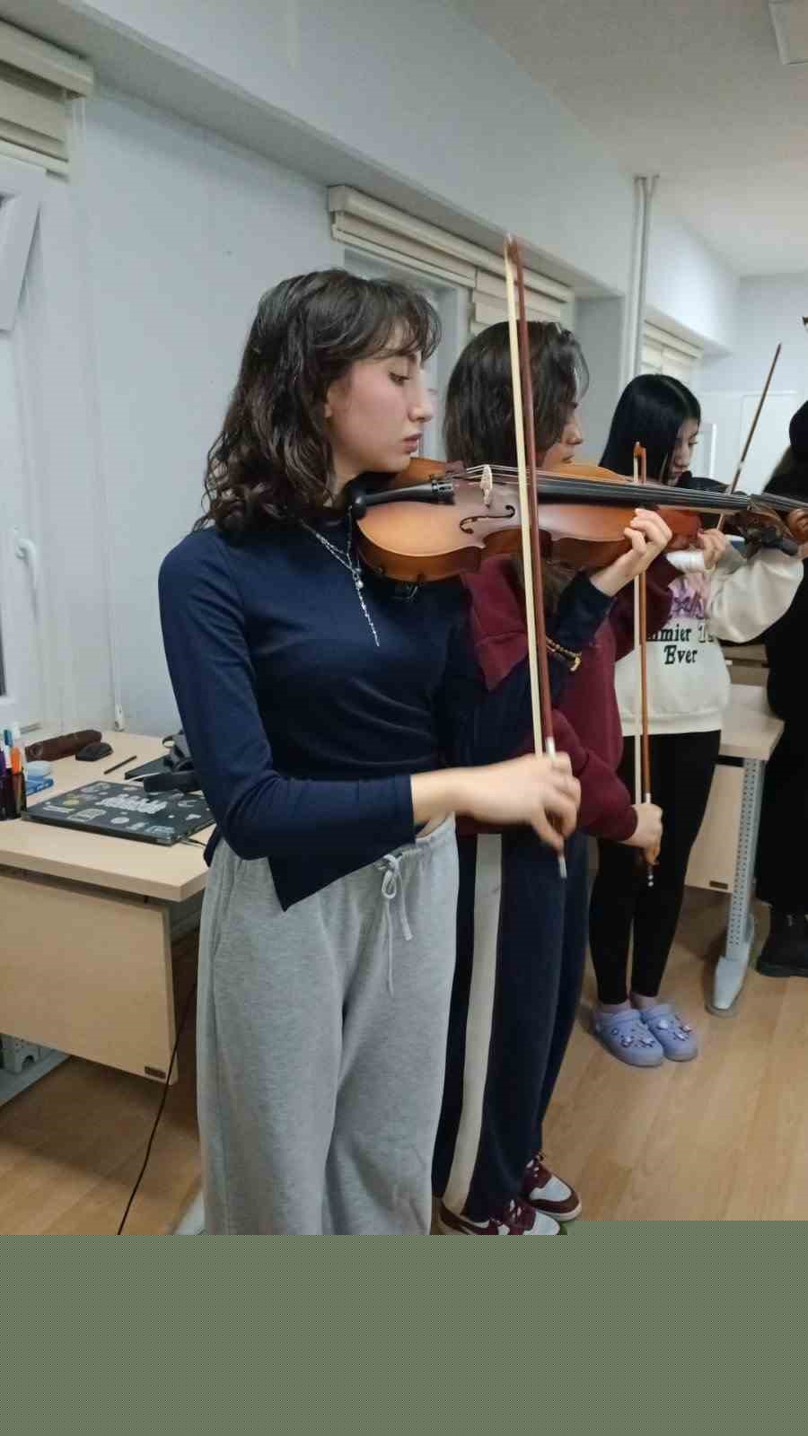 Yurt öğrencileri için keman kursu başladı
