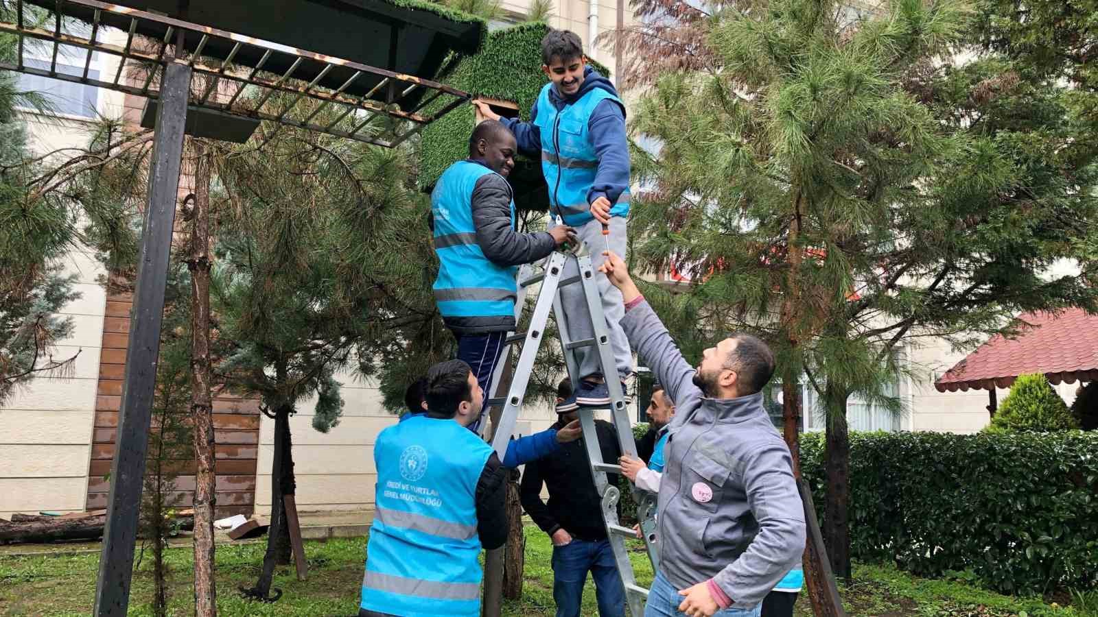 Yurt öğrencileri kuşlar için ev yaptılar
