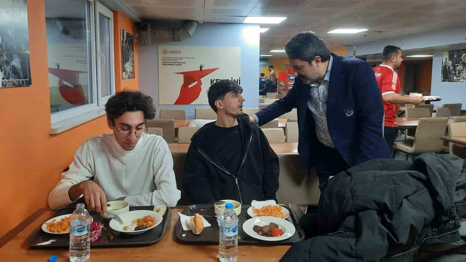 Yurtta kalan öğrenciler Ramazan coşkusunu yaşadı
